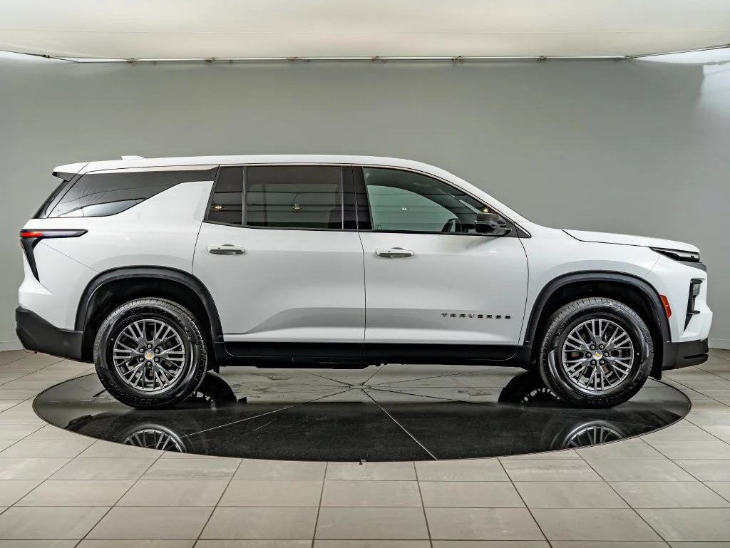 Used 2024 Summit White Chevrolet LS image 4