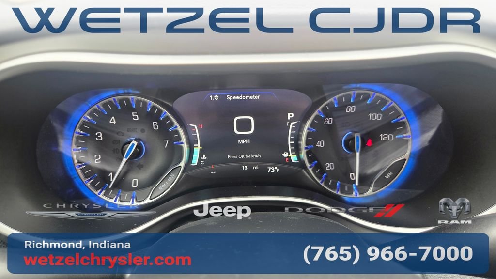 New 2027 Diamond Black Crystal Pearl-Coat Exterior Paint Chrysler Limited image 17