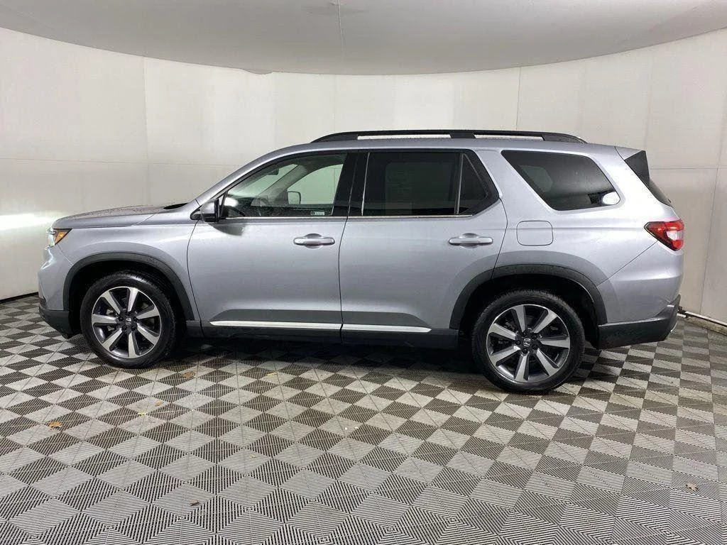 Used 2023 Lunar Silver Metallic Honda Touring image 6