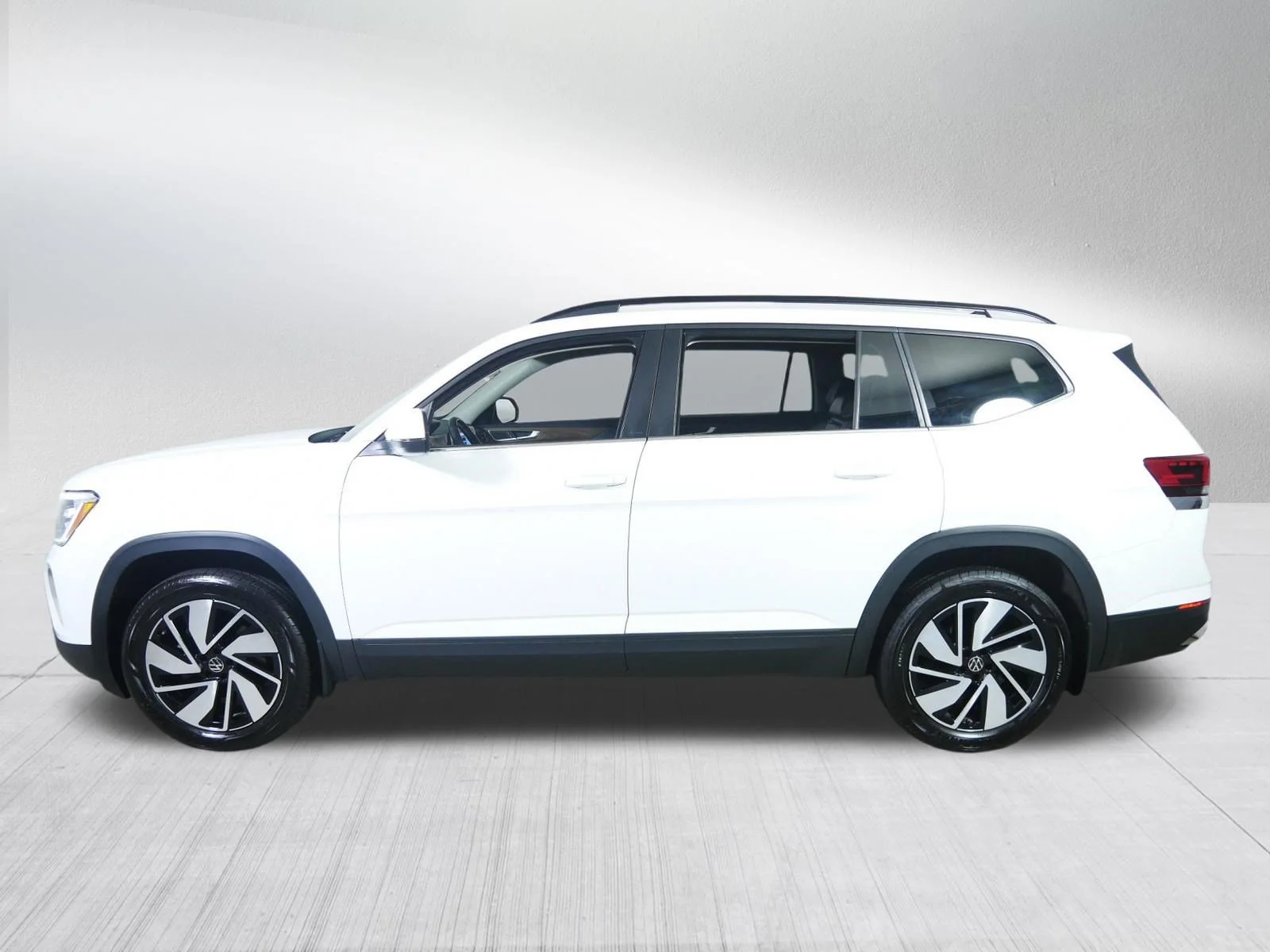 Used 2025 Pure White Volkswagen 2.0T SE w/Technology image 4