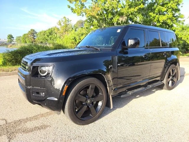 2023 Land Rover Defender V8's photo