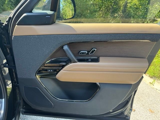 Used 2023 Santorini Black Metallic Land Rover SE image 18