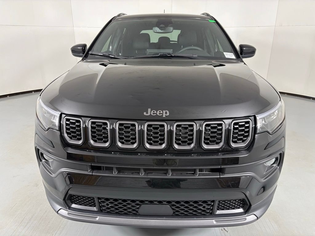 New 2026 Diamond Black Crystal Pearl-Coat Exterior Paint Jeep Latitude image 3