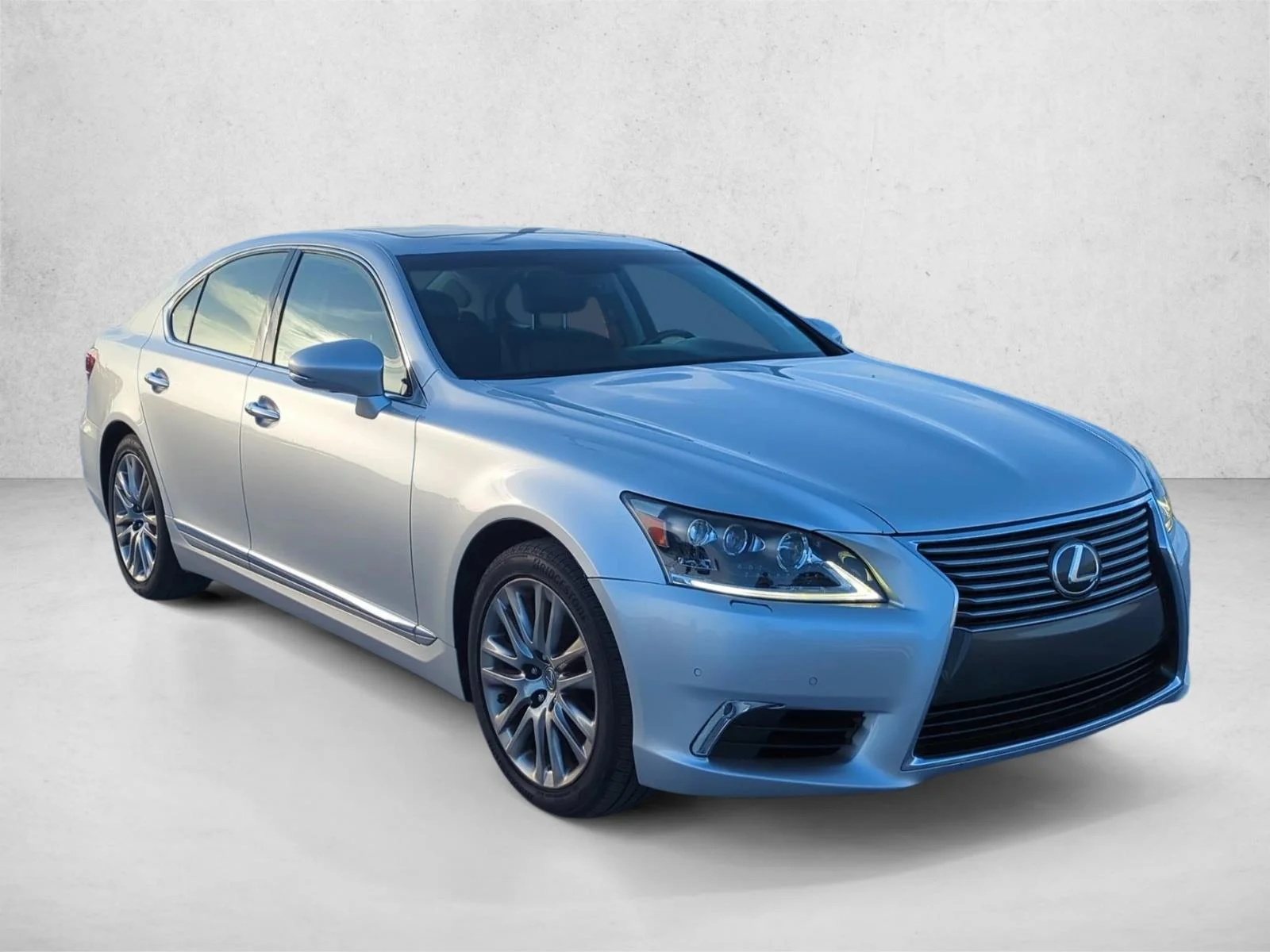 Used 2014 Liquid Platinum Lexus  image 3