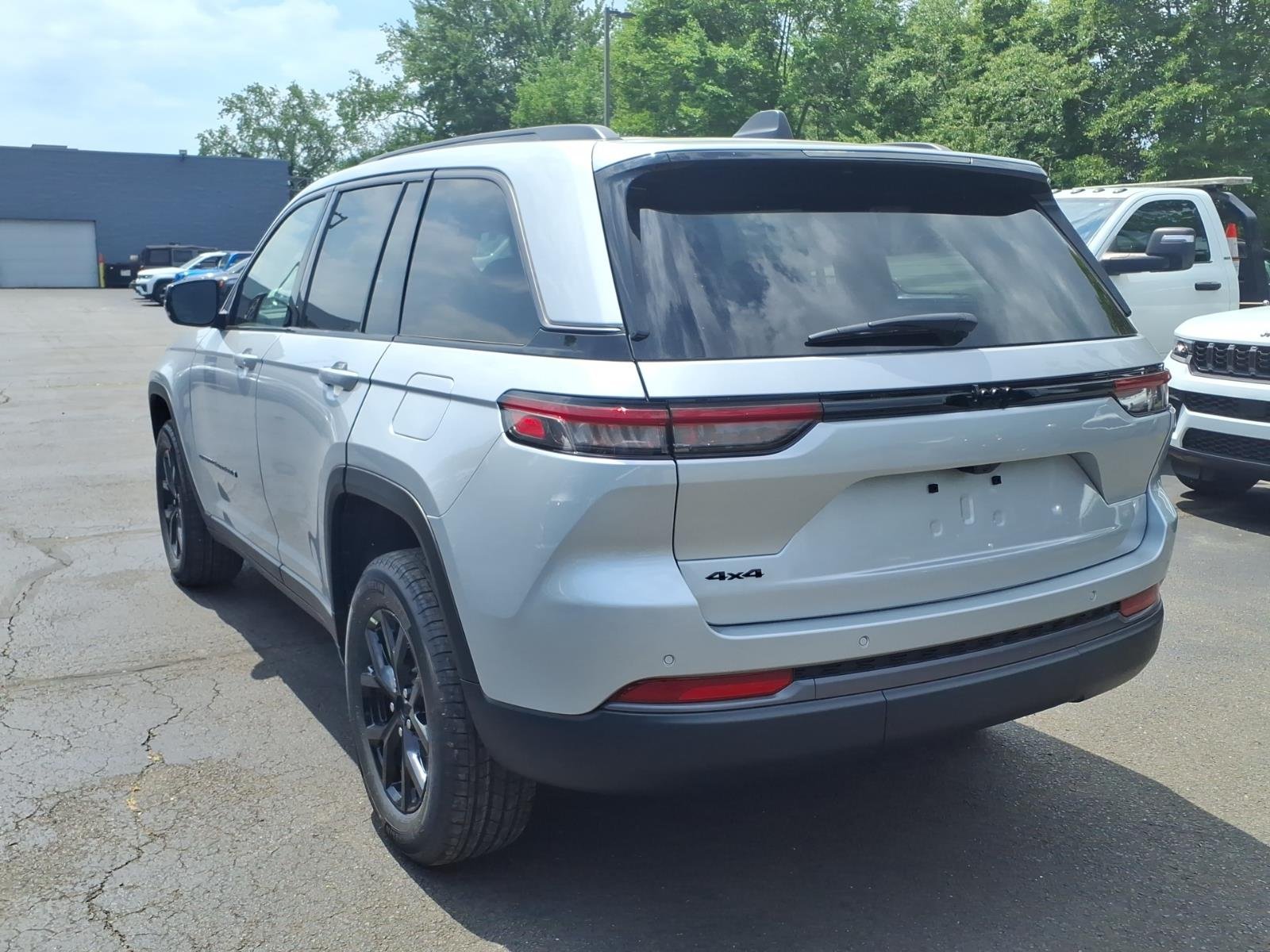 New 2026 Silver Zynith Jeep Altitude image 4