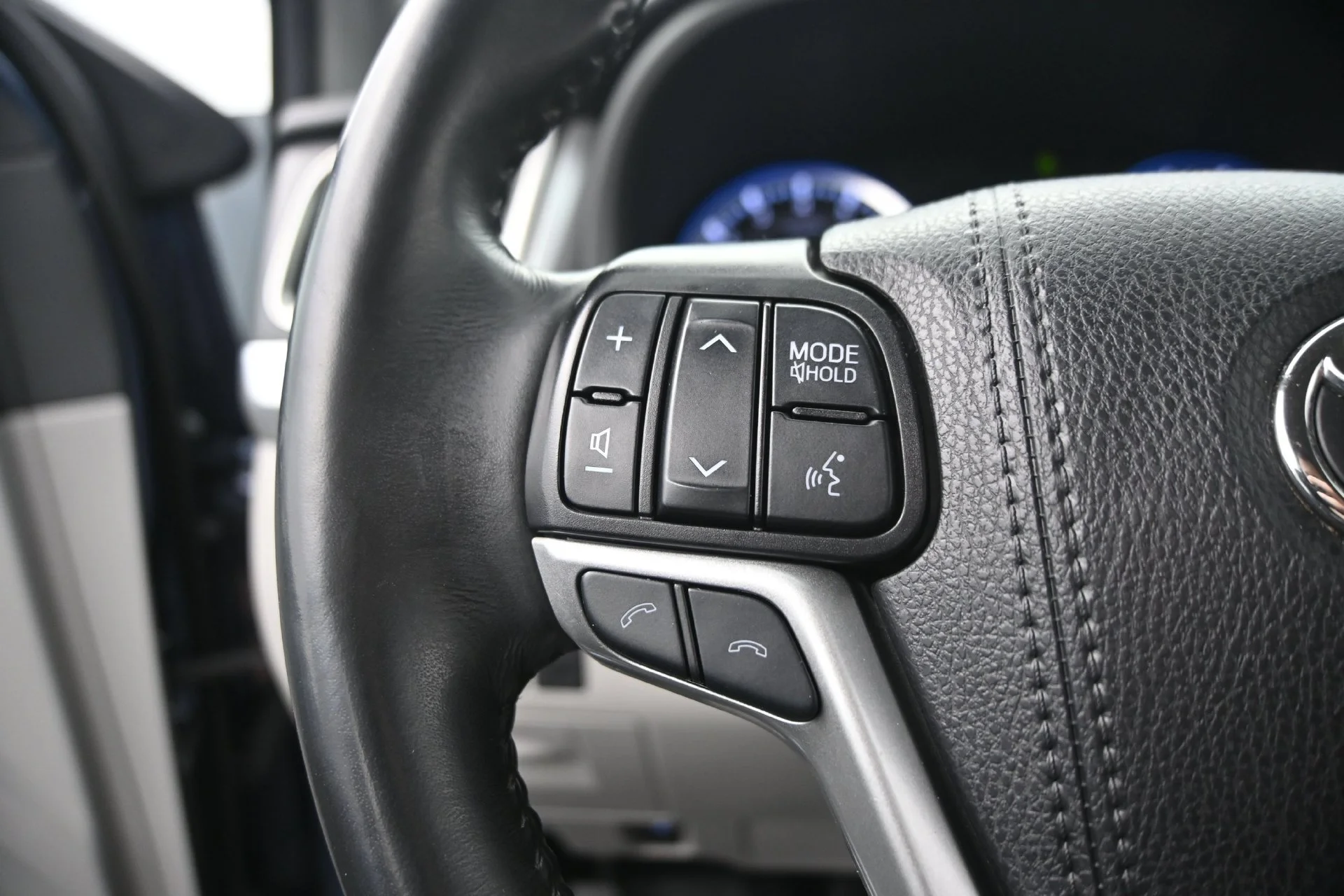 Used 2019  Toyota SE image 22