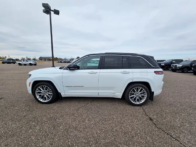 Used 2023  Jeep Summit image 13