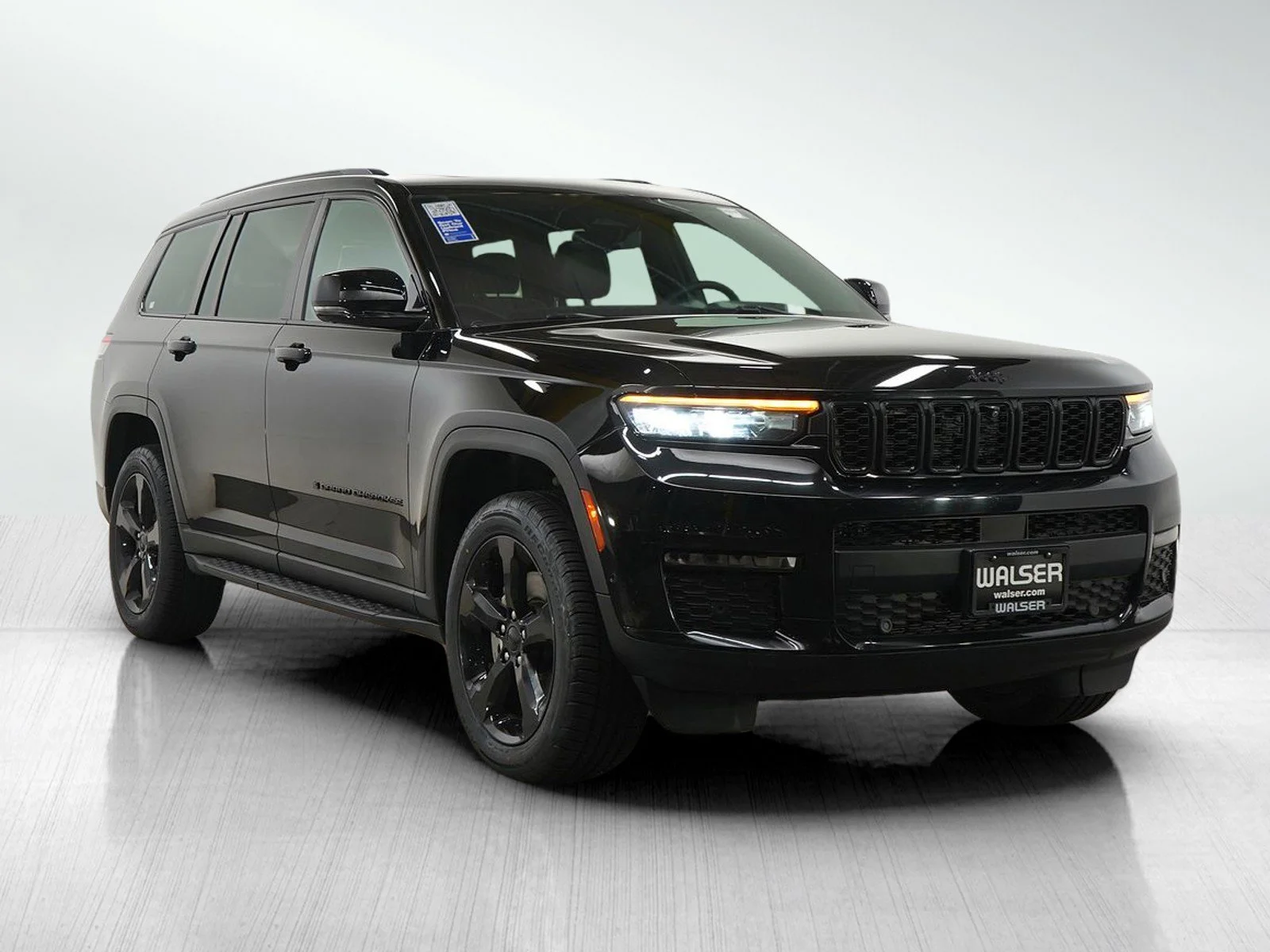 Used 2024 Diamond Black Crystal Pearlcoat Jeep Limited image 7
