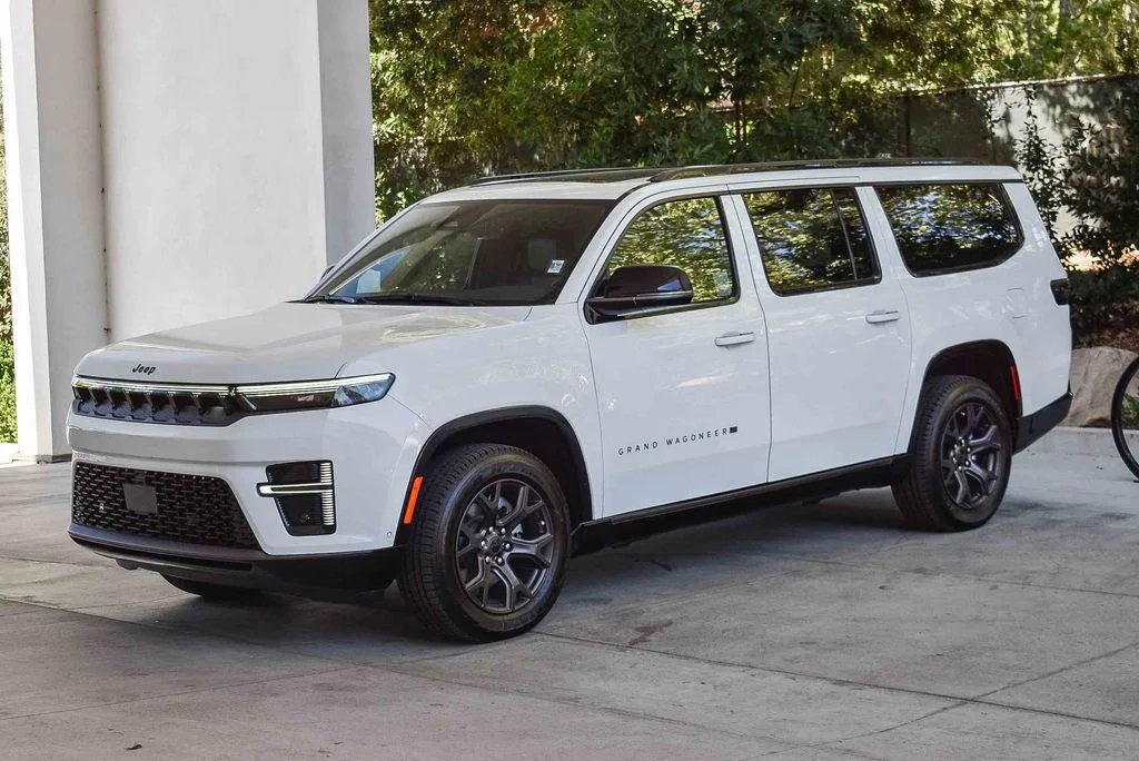 New 2026 Bright White Clear-Coat Exterior Paint Jeep ALTITUDE image 3
