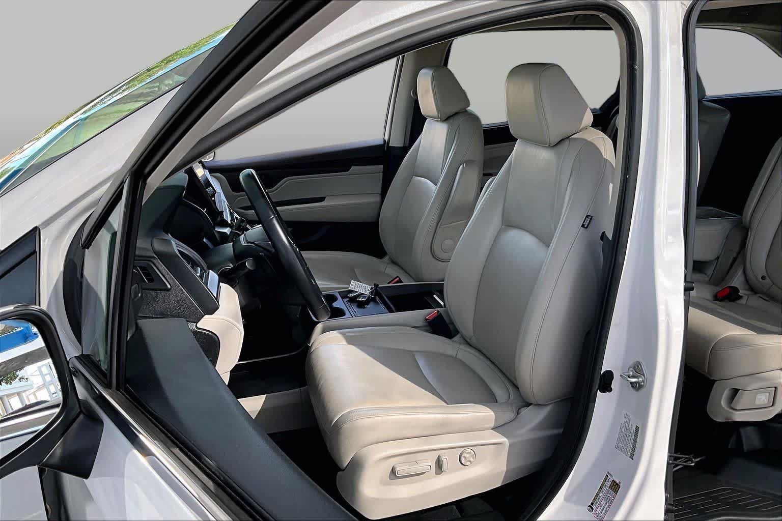 Certified Used 2025 Platinum White Pearl Honda EX-L image 8