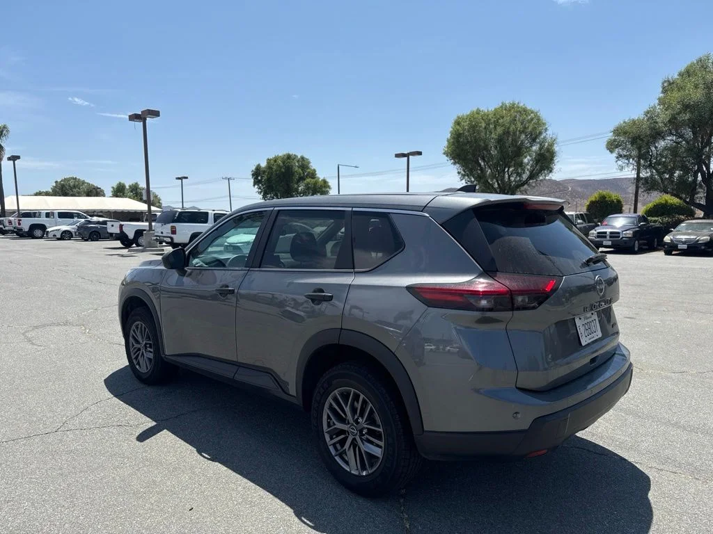 Used 2024 Gray Nissan S image 5