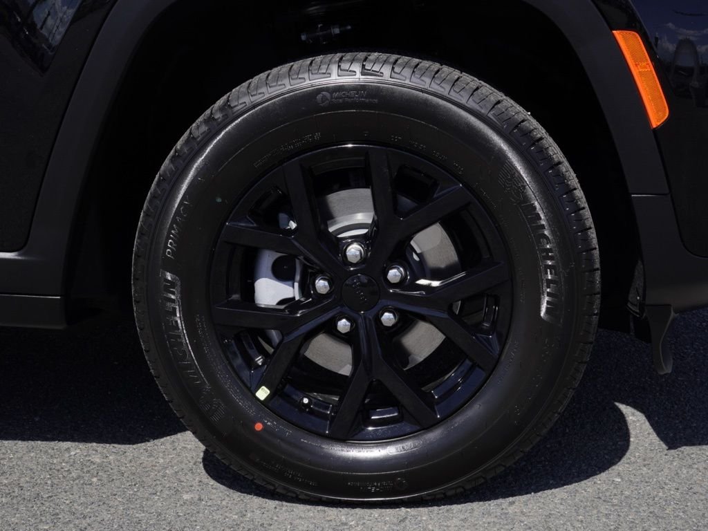 New 2026 Diamond Black Crystal Pearl-Coat Exterior Paint Jeep Laredo Altitude image 9