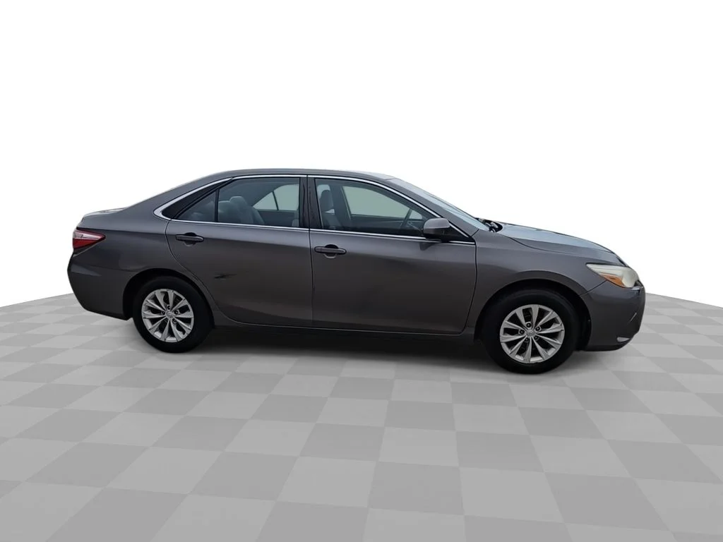 Used 2015 Gray Toyota LE image 9
