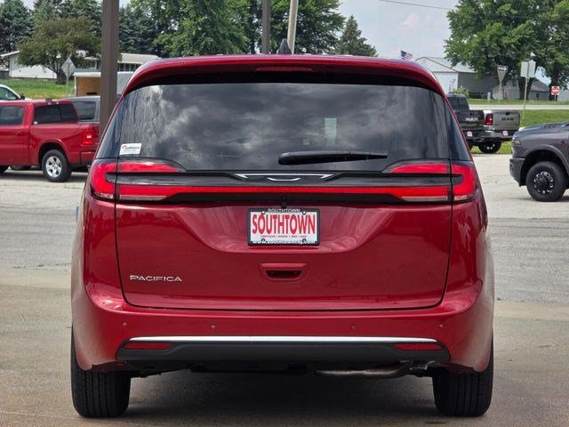 New 2027 Red Hot Pearl-Coat Exterior Paint Chrysler Select image 6