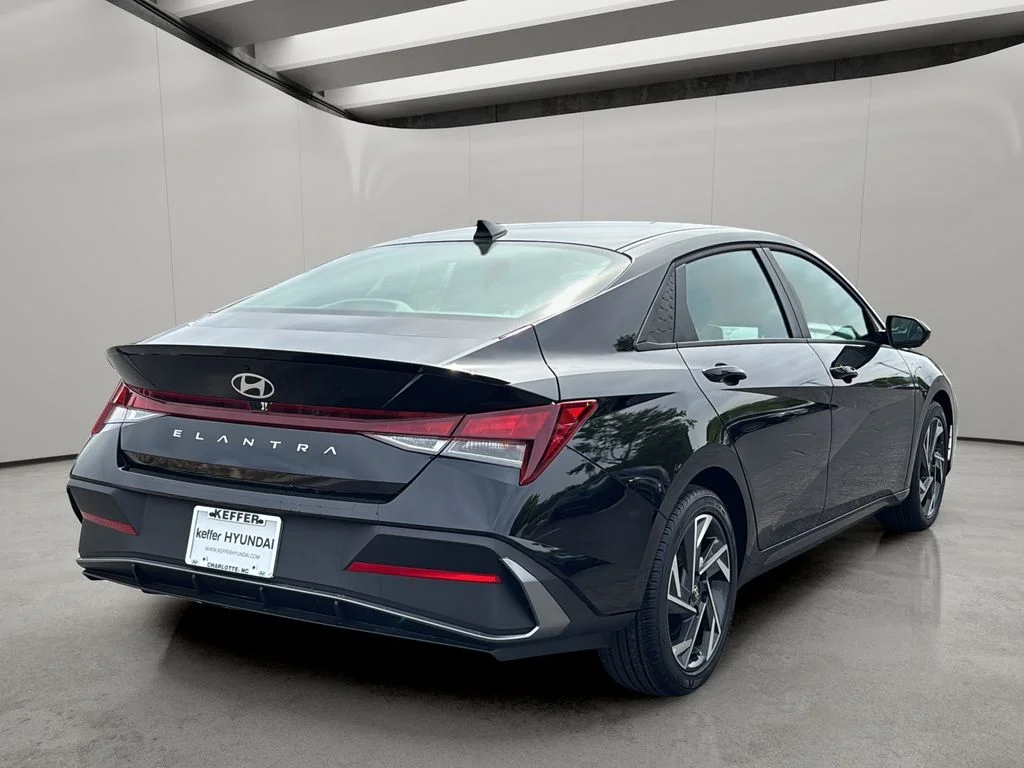 Certified Used 2025 Abyss Black Hyundai SEL Sport image 5