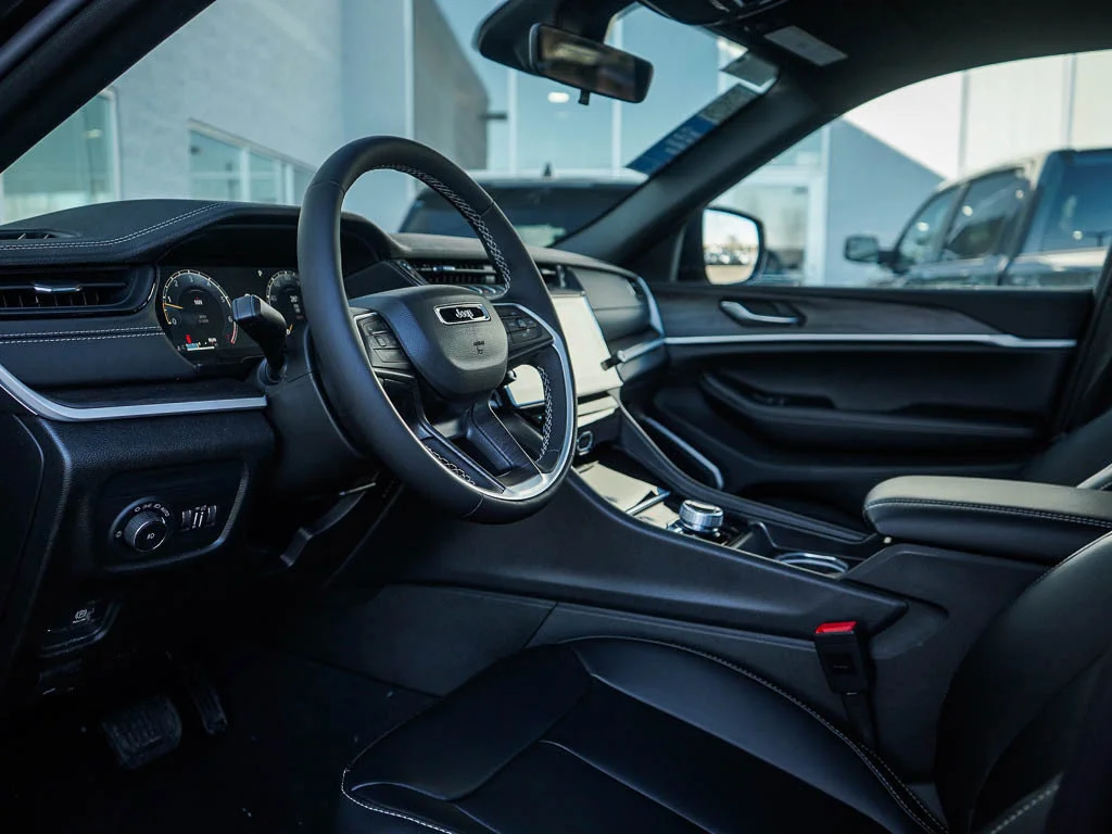 New 2026 Diamond Black Crystal Pearlcoat Jeep Limited image 18