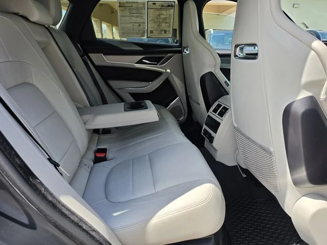 2025 Jaguar F-PACE R-Dynamic S - Photo 28