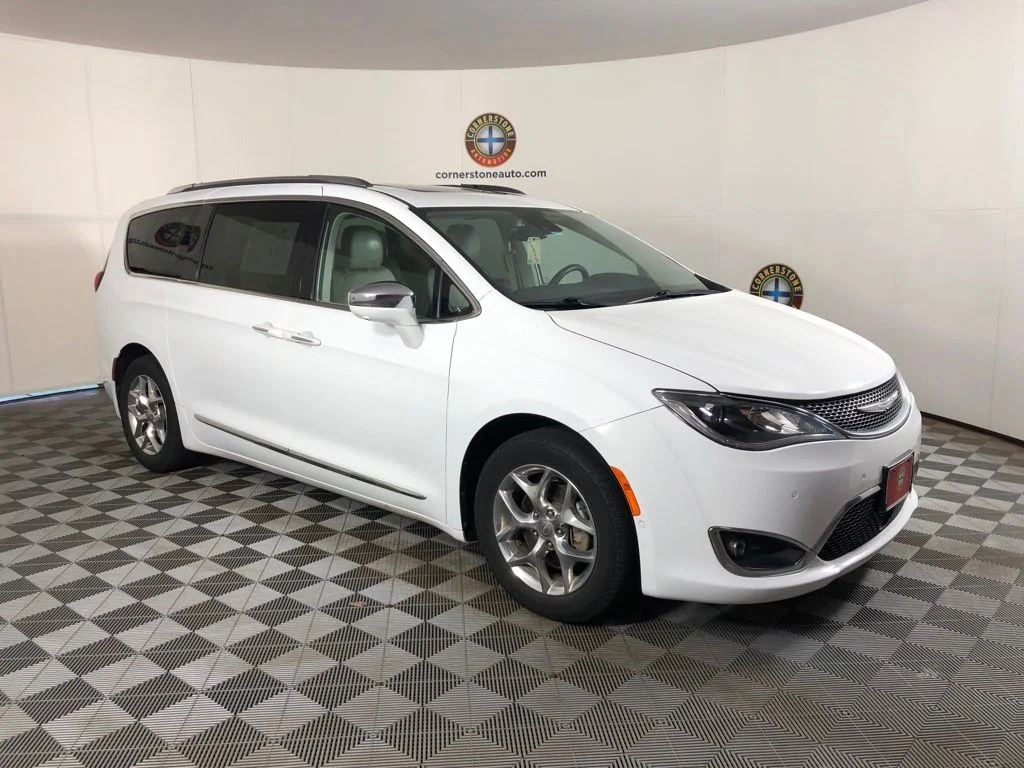 Used 2018 Bright White Clearcoat Chrysler Limited image 16