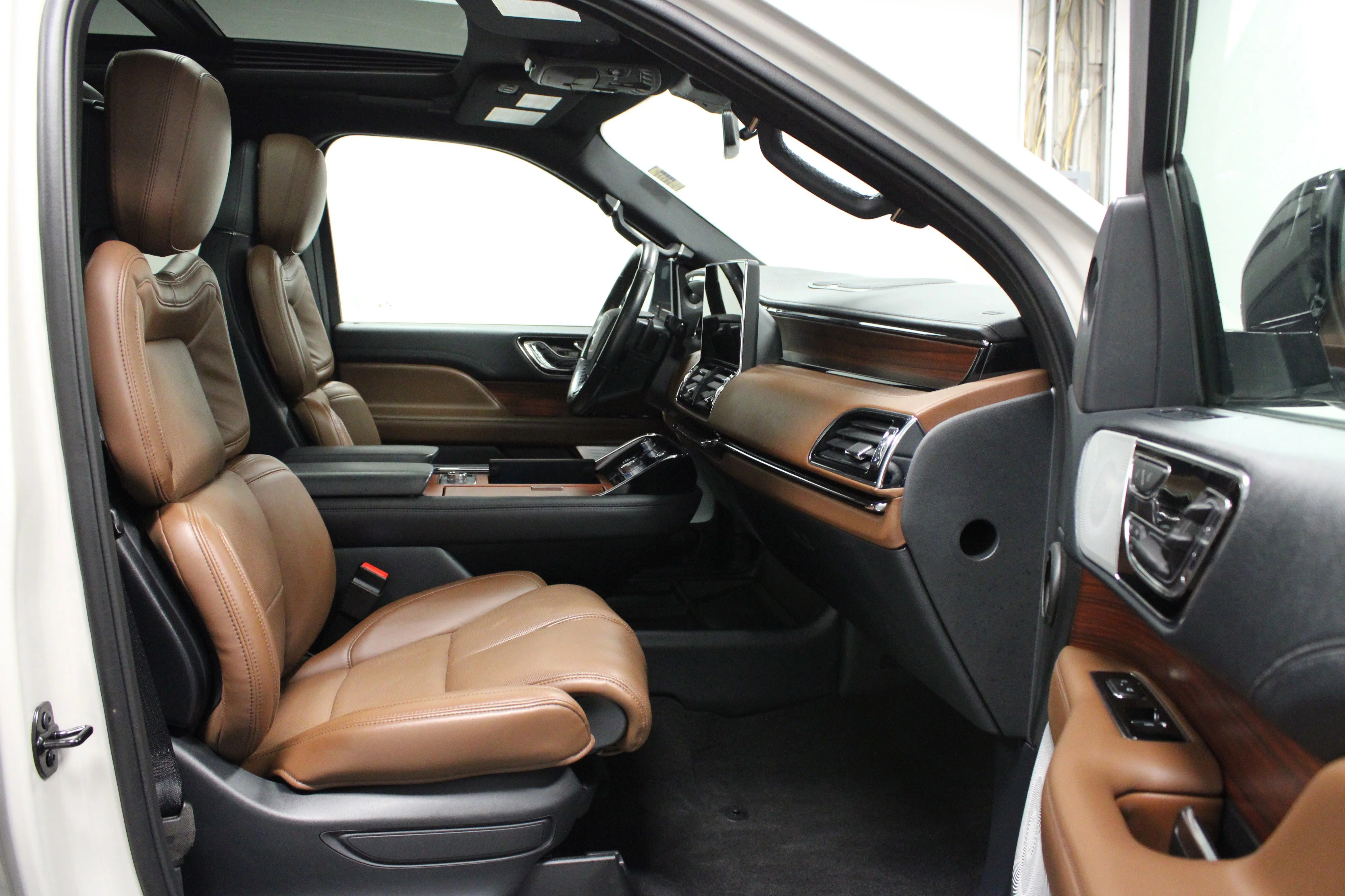 Used 2024 Ceramic Pearl Metallic Tri-Coat Lincoln Reserve image 17
