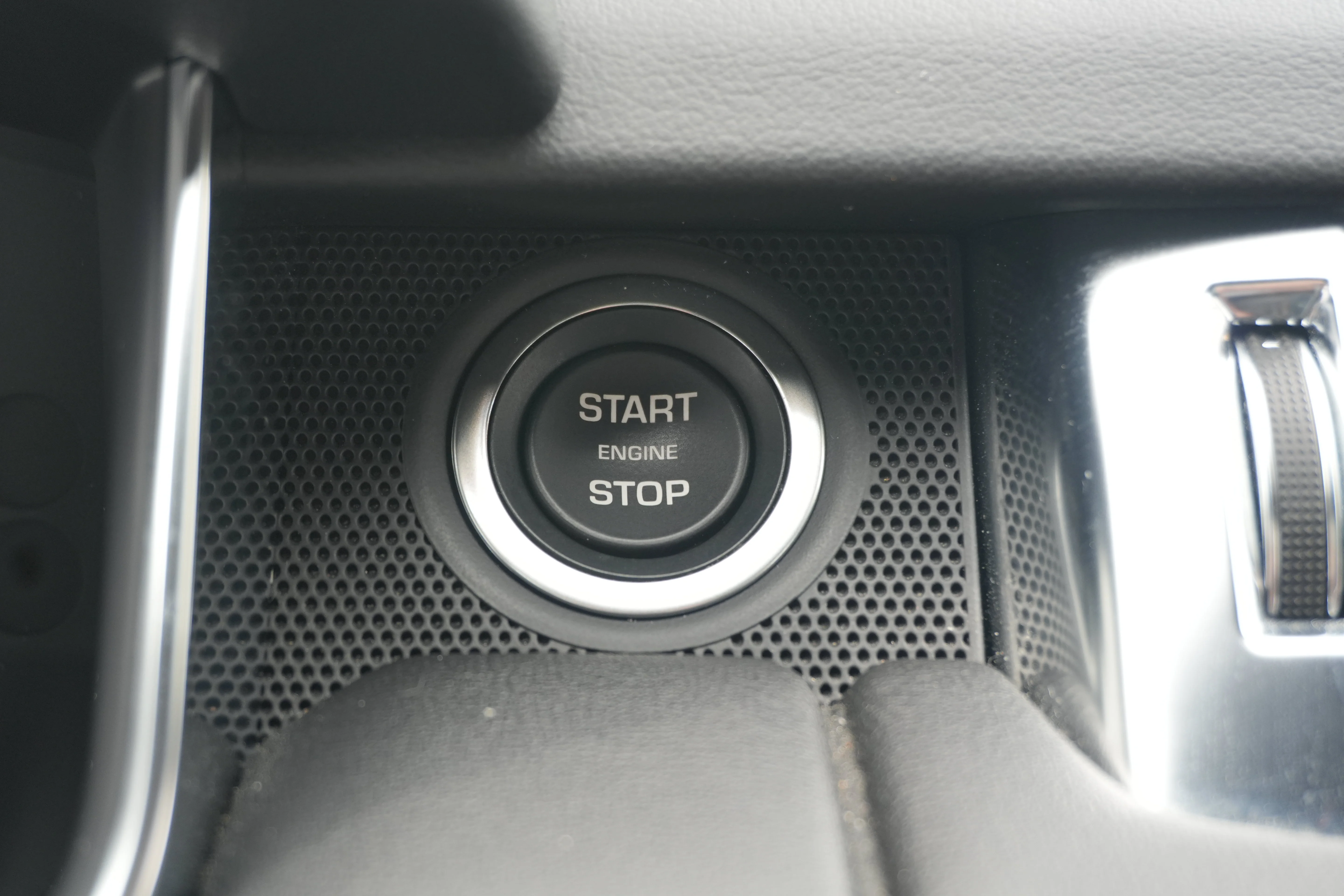 Used 2022 Eiger Grey Metallic Land Rover HSE Silver Edition image 40