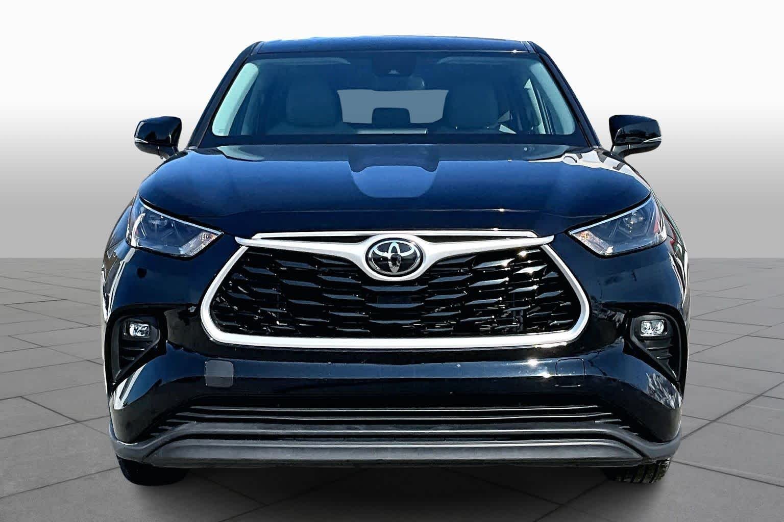 Used 2022 Midnight Black Metallic Toyota LE image 3