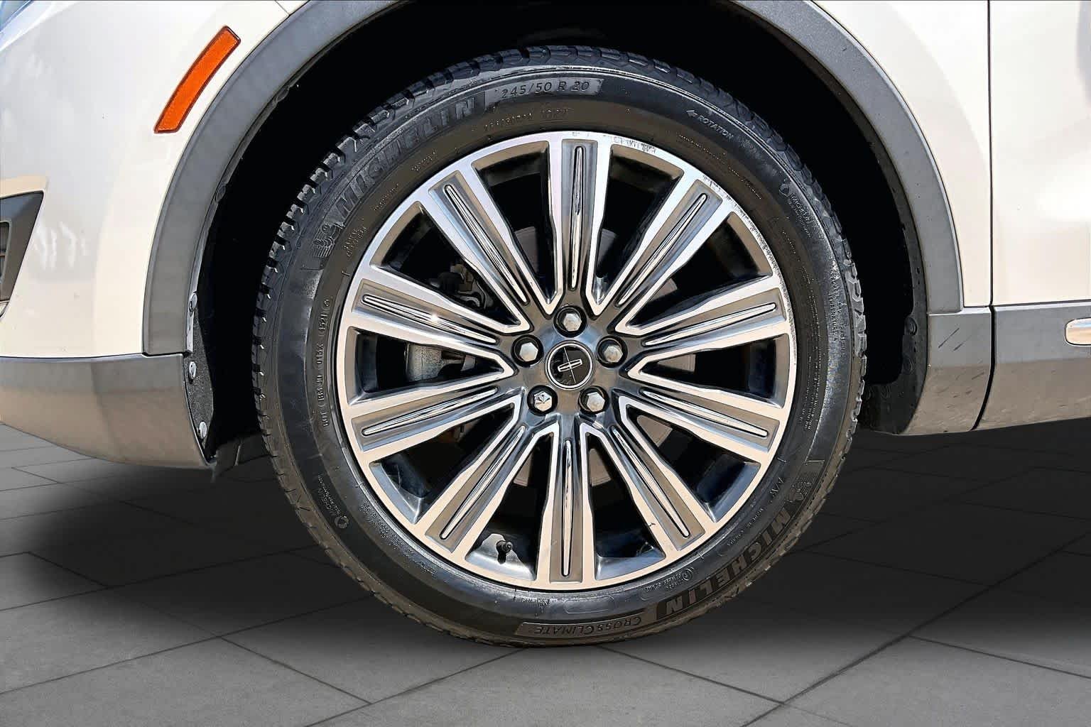Used 2016 Confidential White 3C (Tri-Coat) Lincoln Black Label image 11