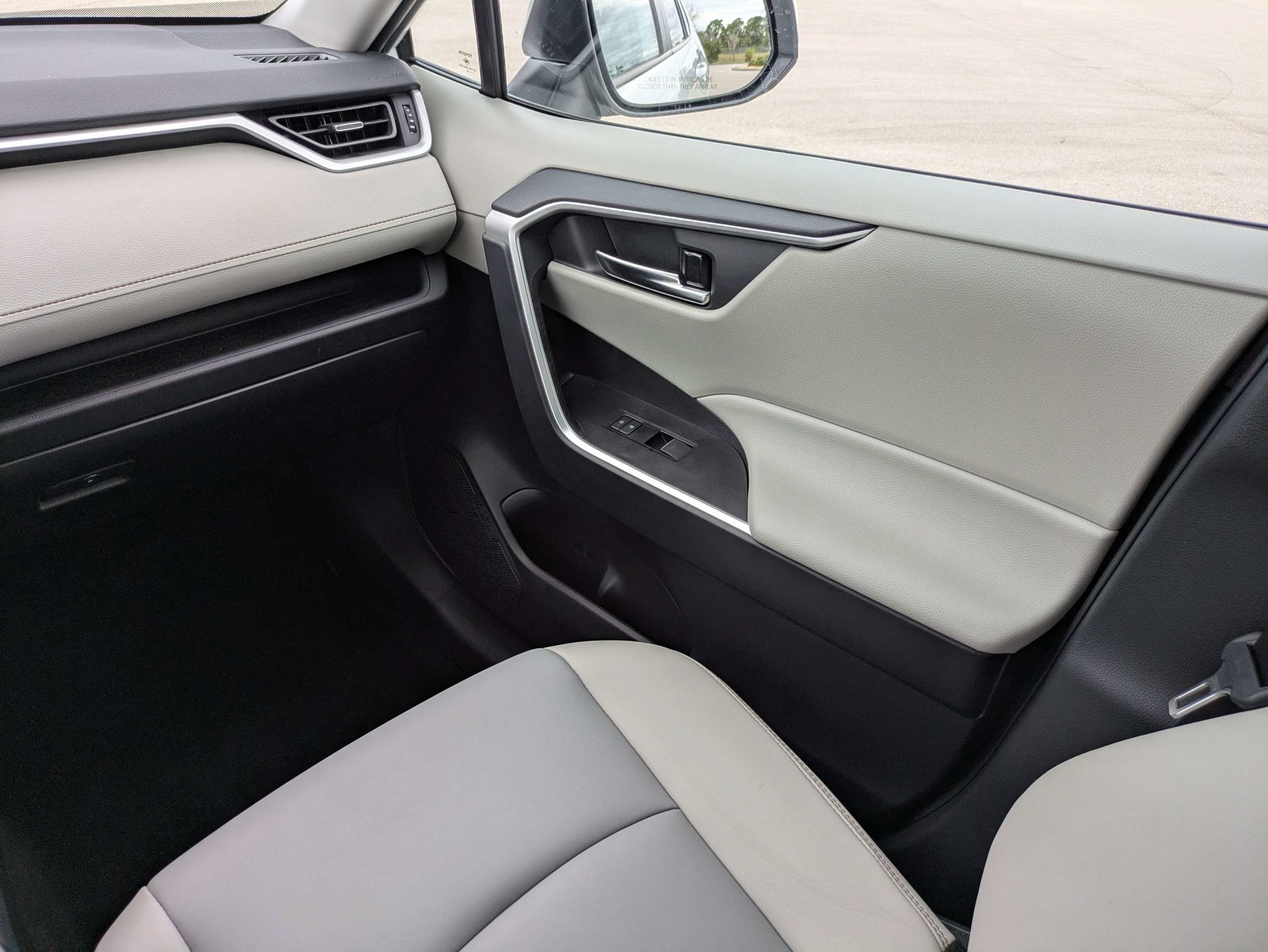 Used 2024 Pearl Toyota XLE Premium image 17