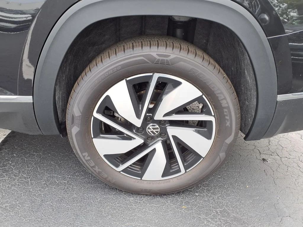 New 2026 Deep Black Pearl Volkswagen SEL image 8