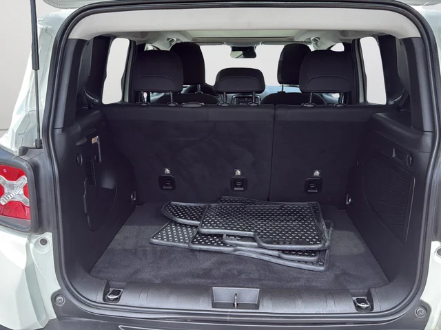 Used 2023 White Jeep Latitude image 11