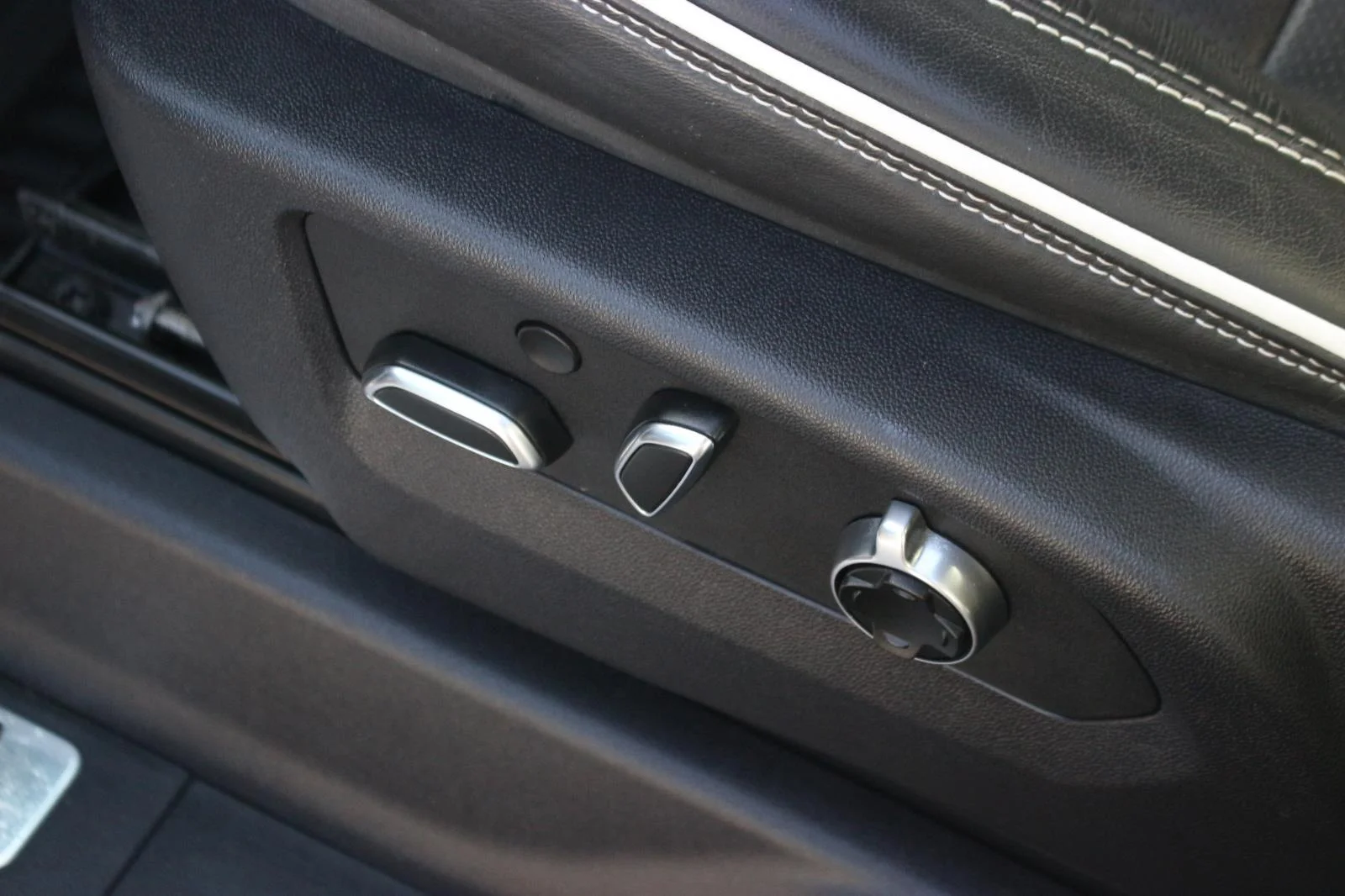 Used 2024 Summit White GMC AT4X image 19