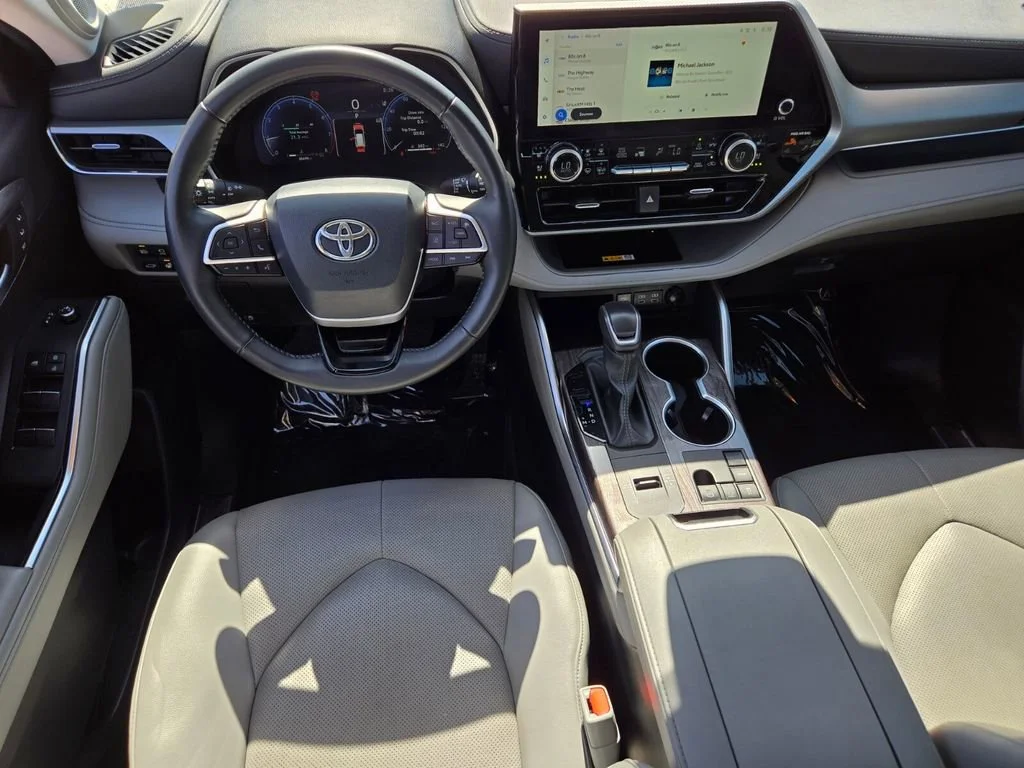 Used 2024 Wind Chill Pearl Toyota LE image 12