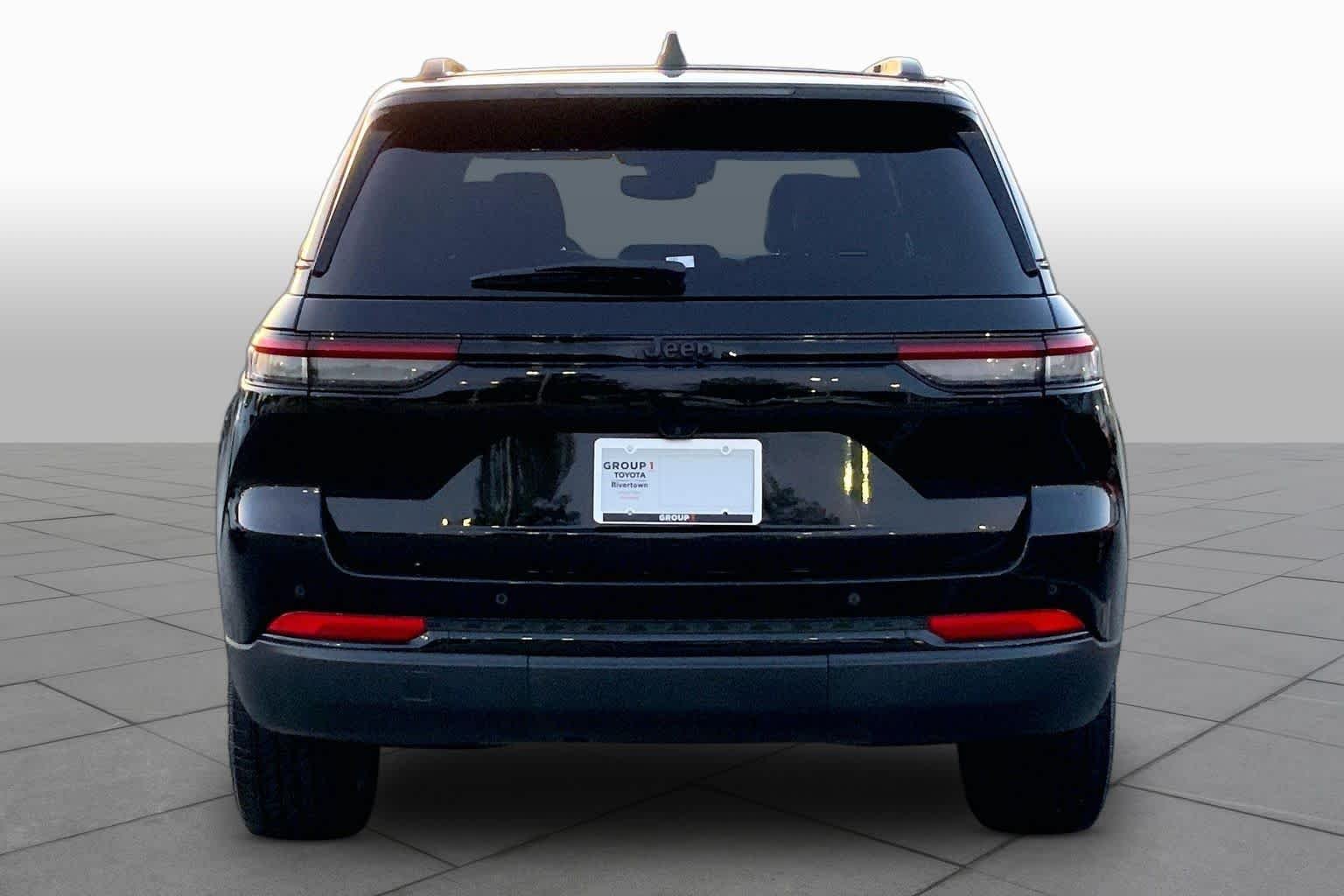 Used 2023 Diamond Black Crystal Pearlcoat Jeep Altitude image 5