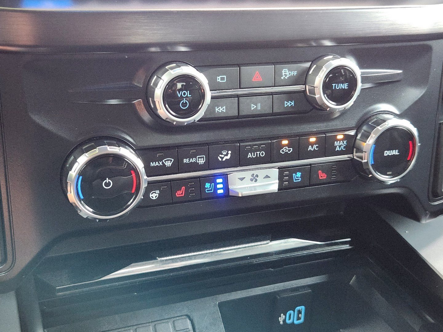 Used 2026 Agate Black Metallic Ford LARIAT image 19