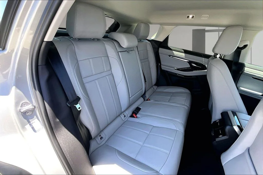 Used 2022 White Land Rover S image 23