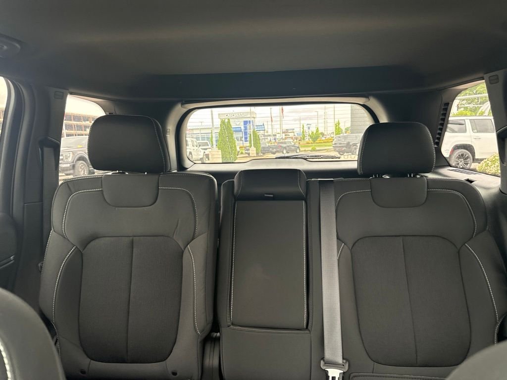 New 2026 Bright White Clear-Coat Exterior Paint Jeep Laredo X image 24