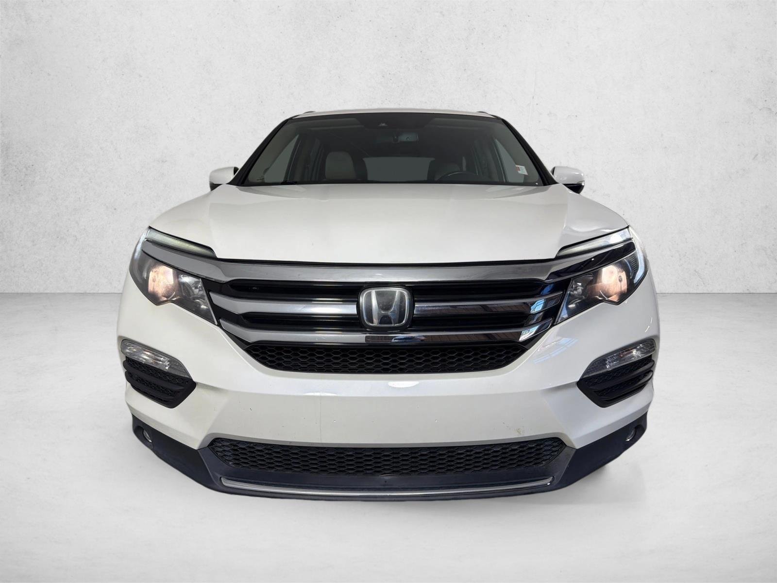 Used 2018 White Diamond Pearl Honda Touring image 10