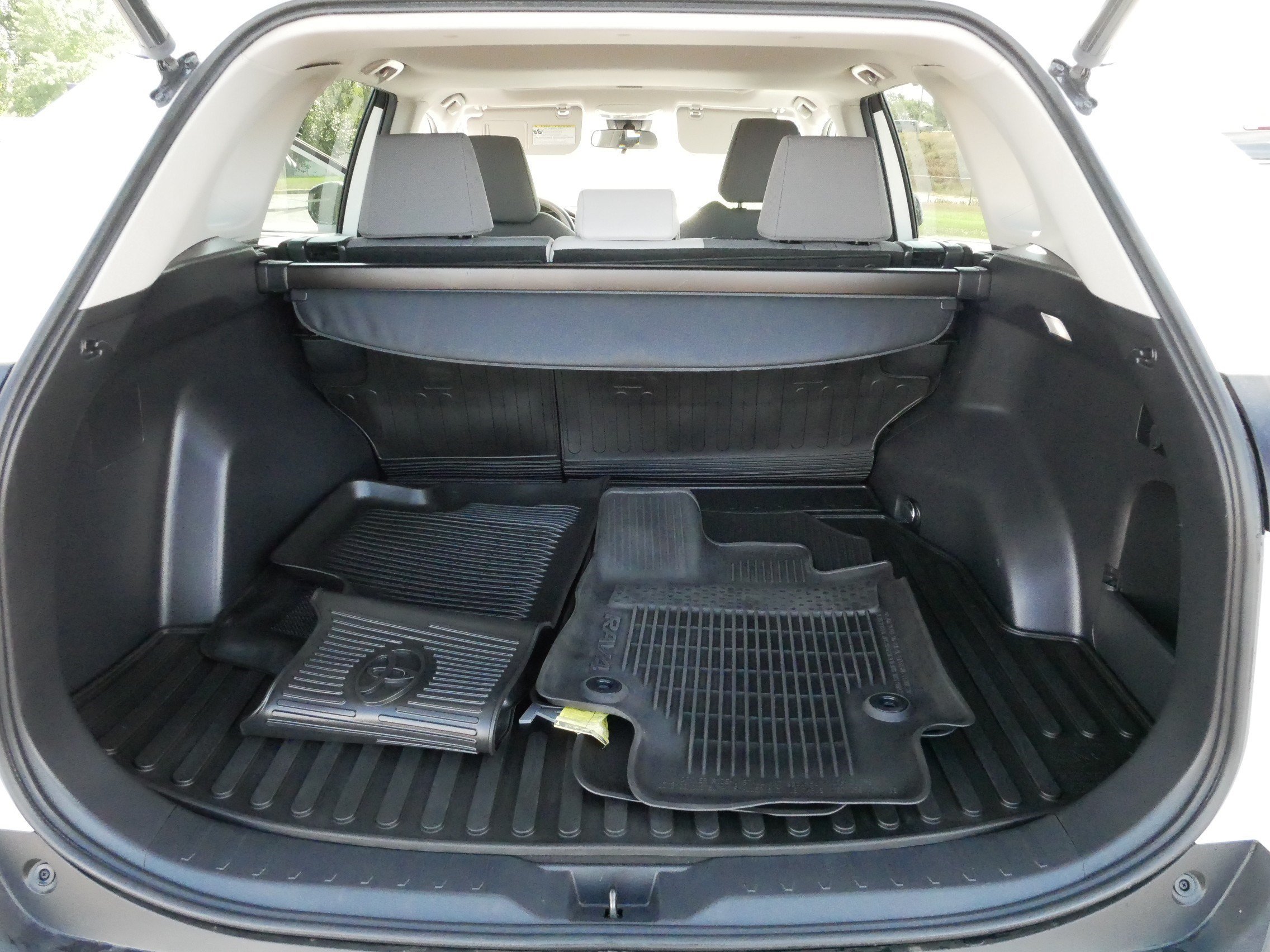 Certified Used 2022 White Toyota XLE image 15