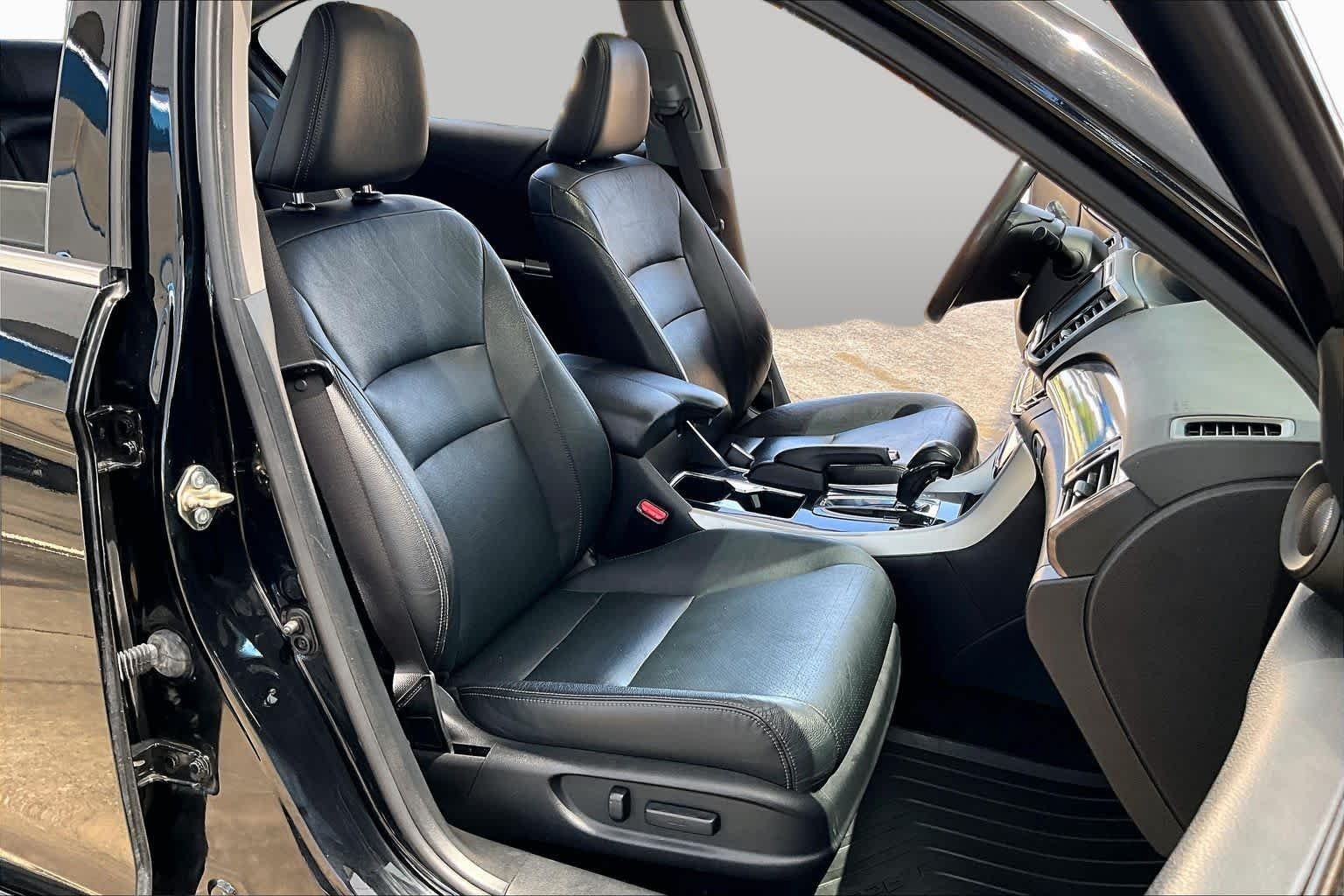 Used 2017 Crystal Black Pearl Honda Touring image 9