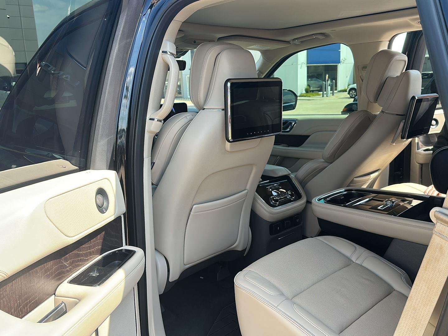 Used 2018 Black Velvet Lincoln Reserve image 15