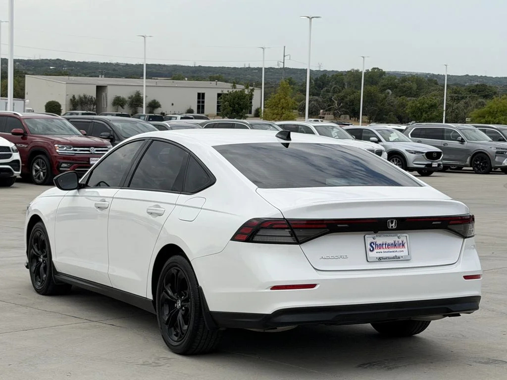 Used 2025 White Honda SE image 4
