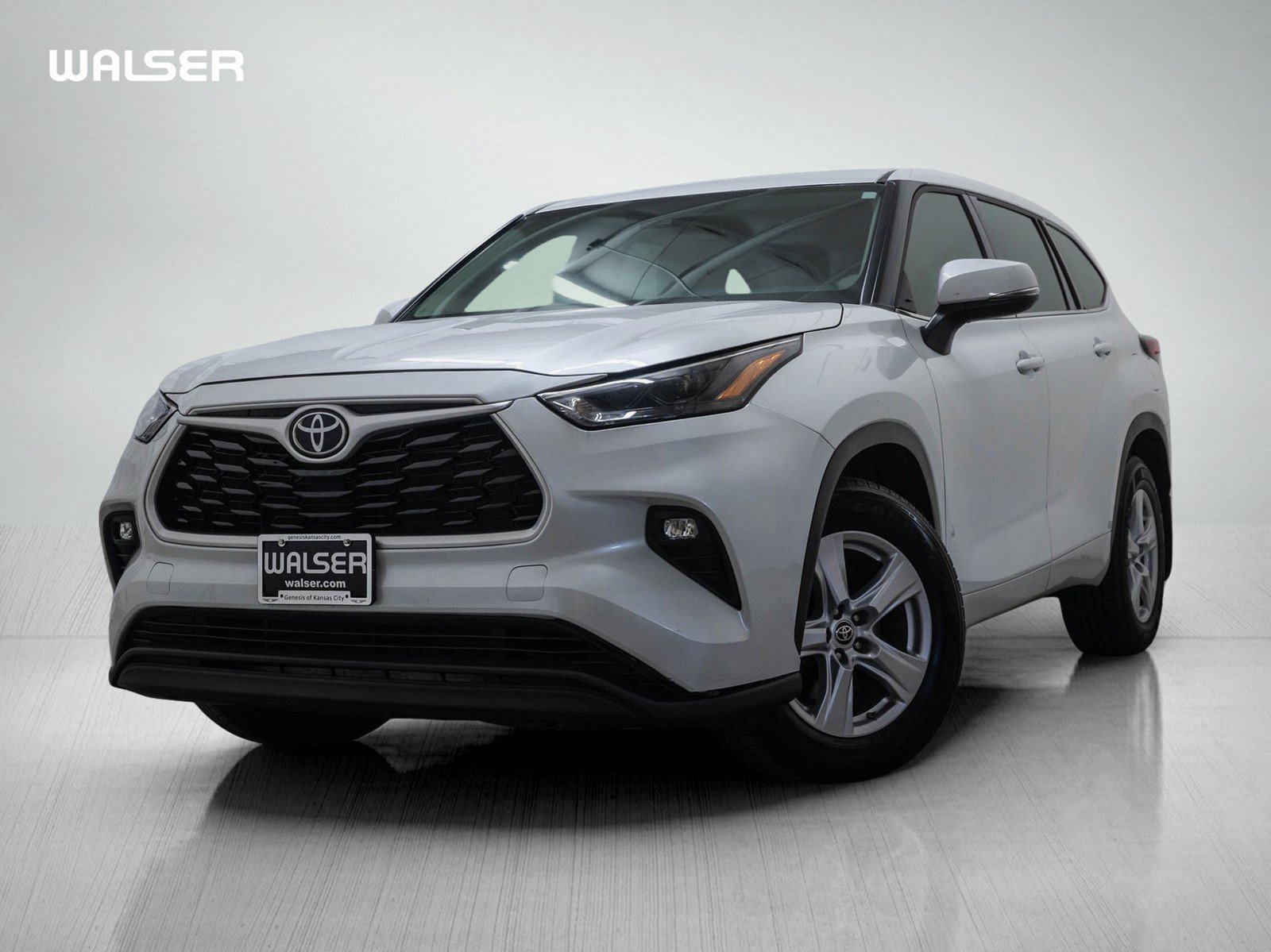 Used 2022 Pearl Toyota LE image 1