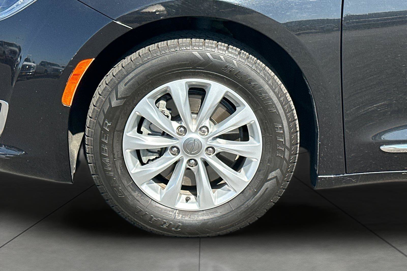 Used 2019 Black Chrysler Touring L image 31