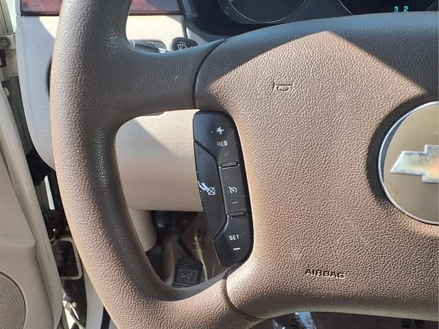 Used 2007 White Chevrolet 3.5L LT image 9