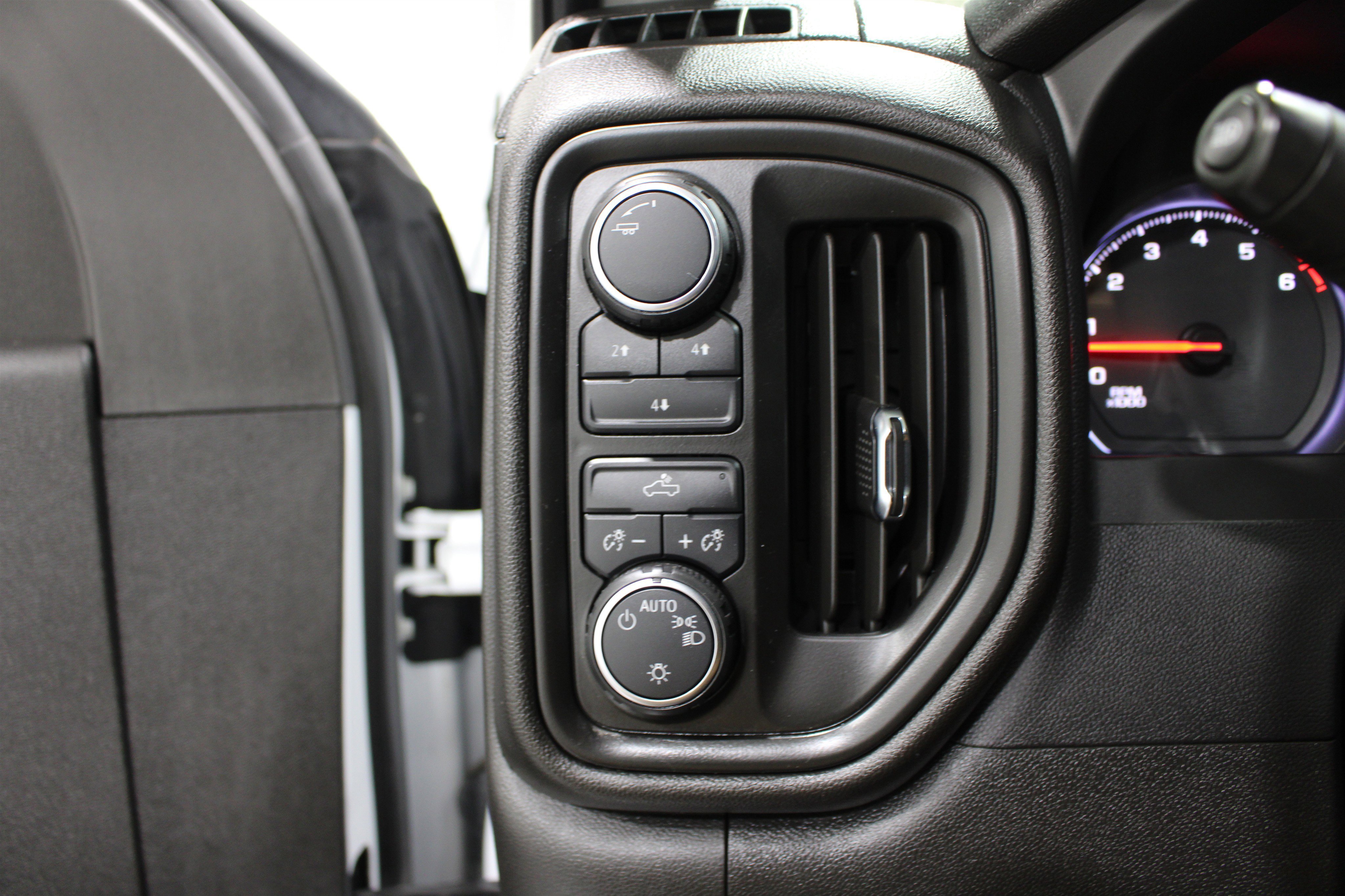Used 2025 Summit White Chevrolet Custom image 9
