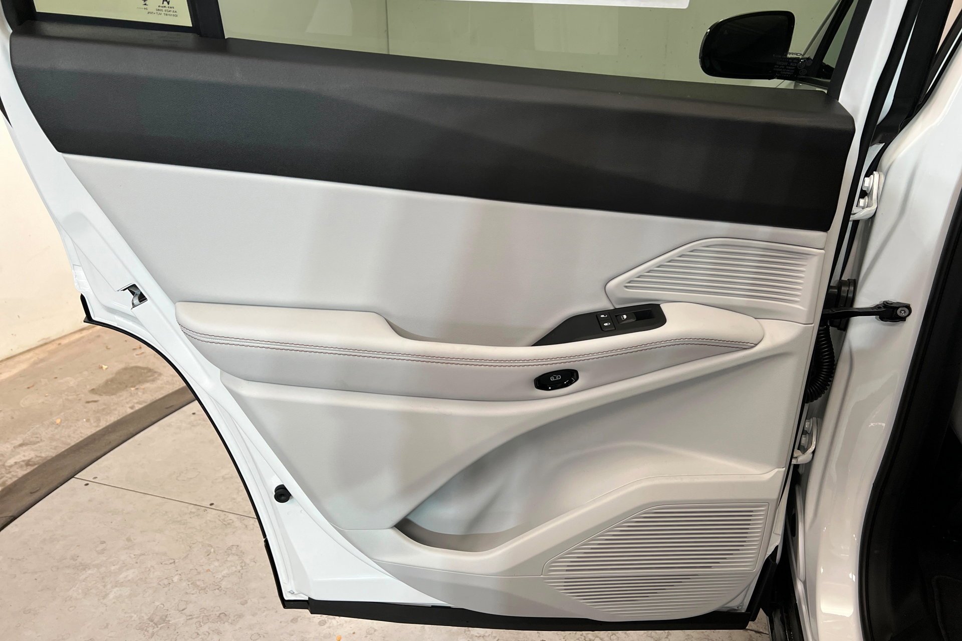 New 2026 Bright White Clear-Coat Exterior Paint Jeep Limited image 19