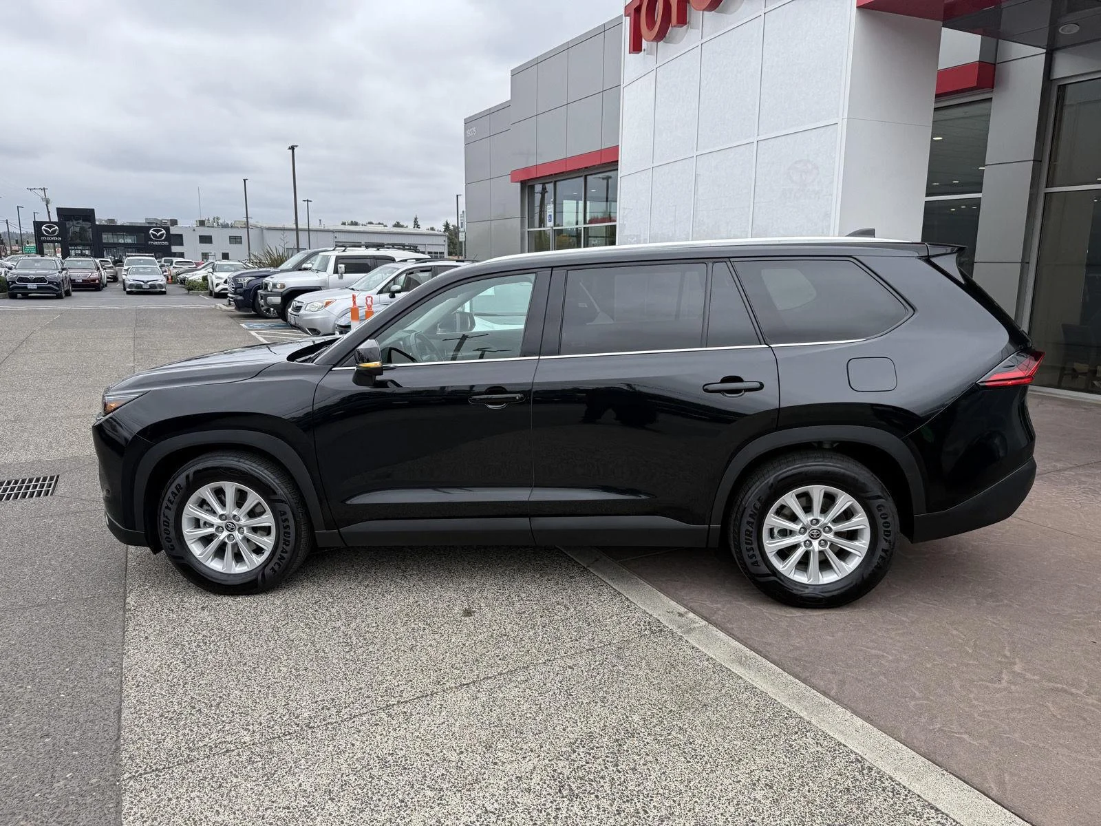 Used 2025 Midnight Black Metallic Toyota XLE image 5