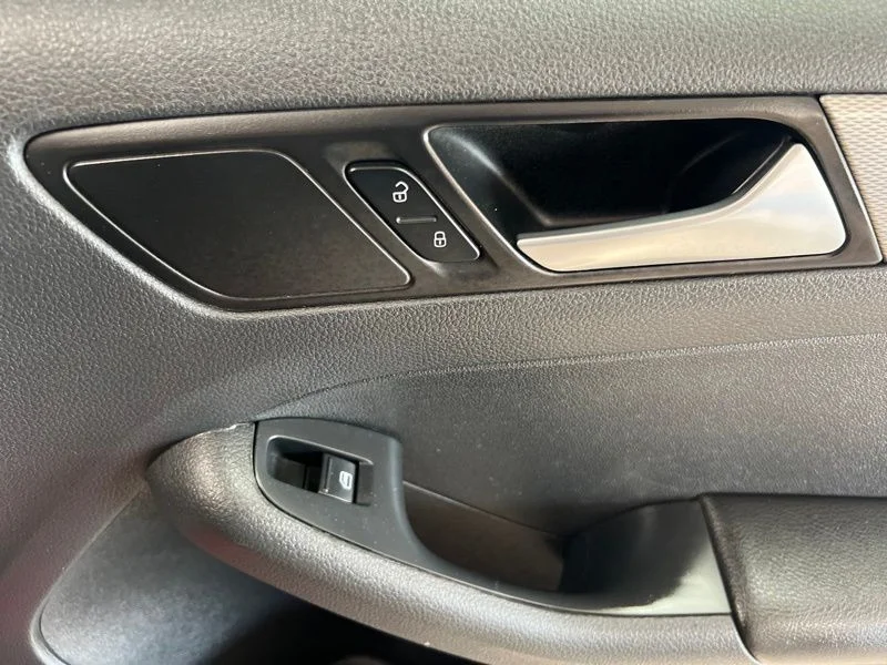 Used 2018  Volkswagen 1.4T S image 14
