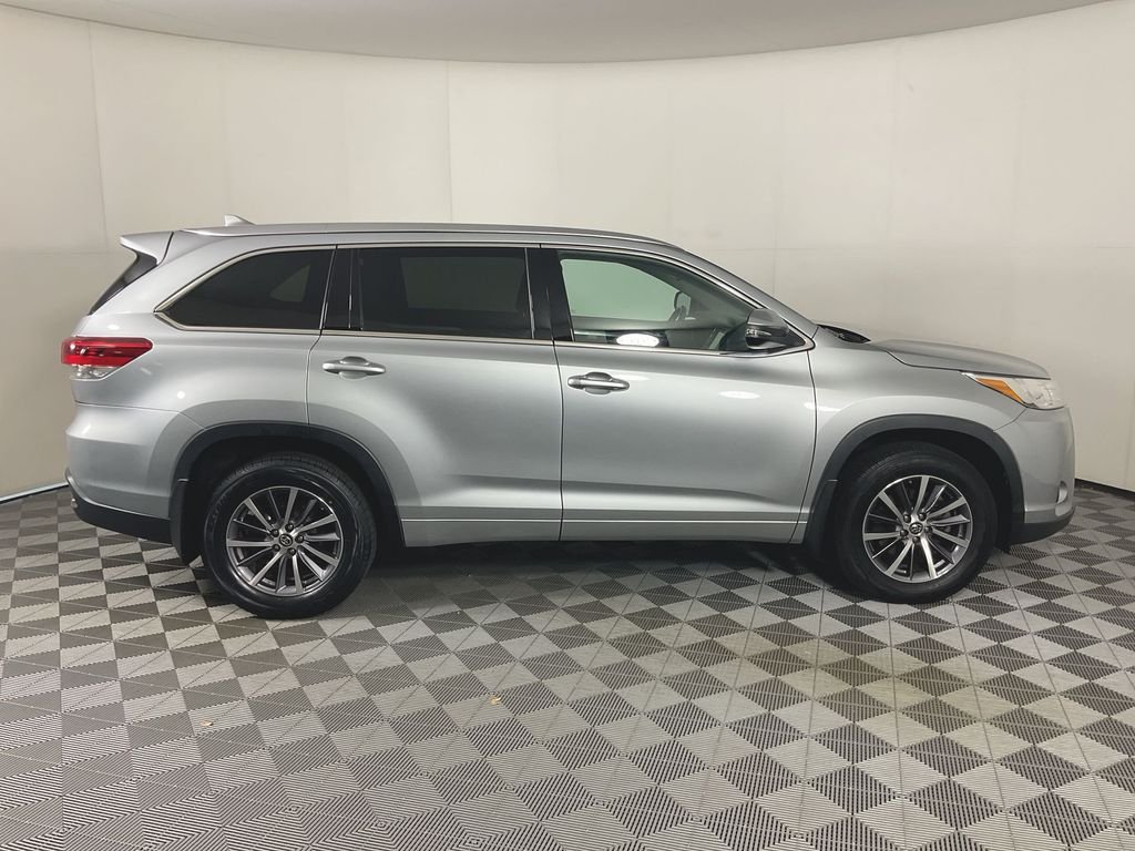 Used 2017 Silver Toyota XLE image 9