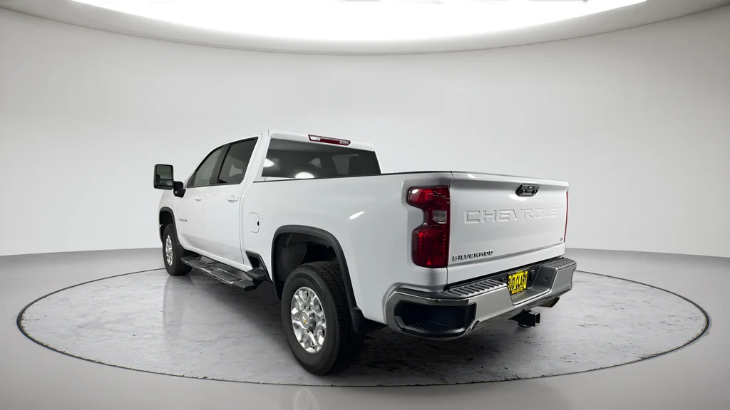 Used 2025 White Chevrolet LT image 5