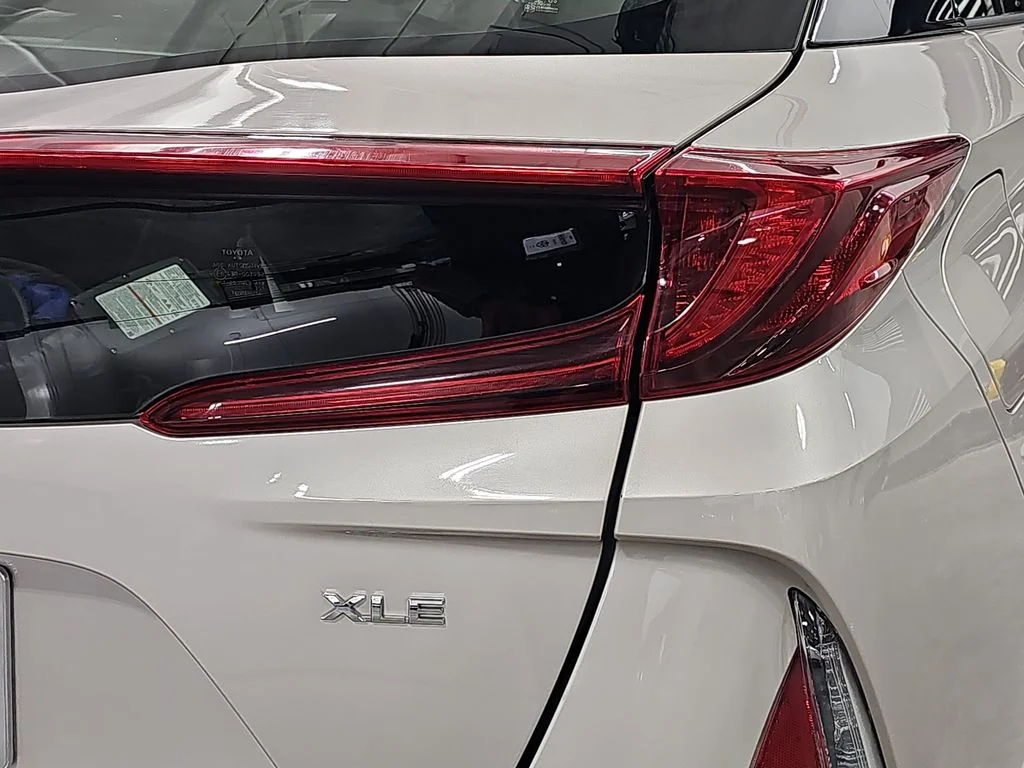 Used 2020 Silver Toyota XLE image 34